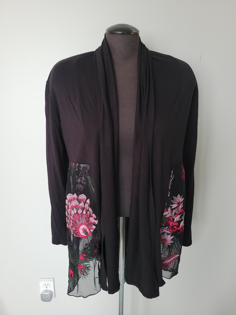 Kim & Cami Black Cardigan Size L